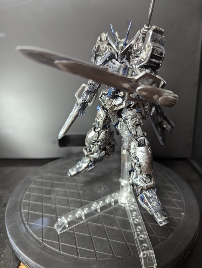 もう二つは腕に装着するタイプの剣。これもジャンクパーツを組み合わせて作りました。