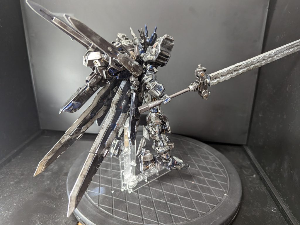 武器は全て、腰のスカート部とバックパックに収納できるようにしてますえぇ、そうです。この機体に遠距離武器もビーム兵器もありません。全て実体剣のみです！笑