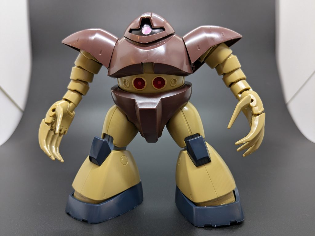 簡単に組めて色分けも良いキットですね。目の辺りがチープな感じなのは値段を考慮しても仕方ないことなのでしょう。しかし気になる…どうにかしたい…ムズムズ…