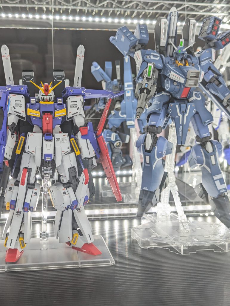 最後はケース内にてMk-ⅤとZZも十分デカいけど、並べるとMk-Ⅴのデカさが際立つ。以上、MG 強化型ZZガンダムでした。御覧いただきありがとうございました! ちなみに現在家の整理中につき、コレクションを順次処分中です・・・。こちらはオークションに出品中です。興味のある方はプロフィールから出品一覧が見れますので、そちらから御覧ください。