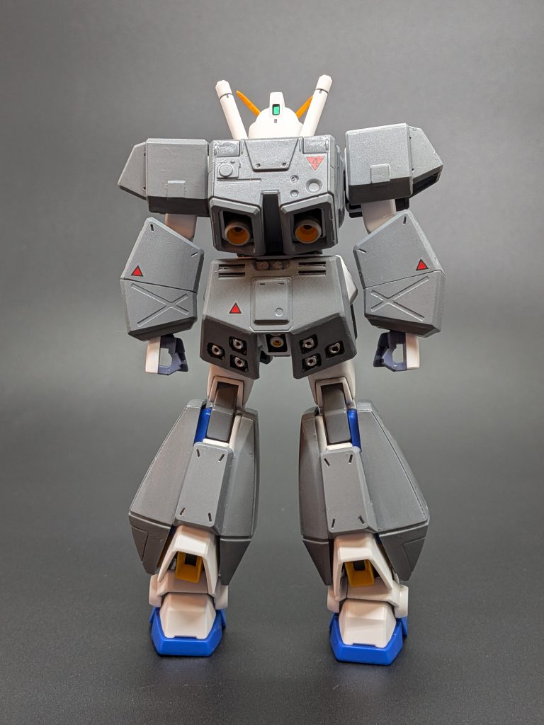 チョバムアーマーは、面出しやスジボリやろうとしたら飽きてしまい、3年ほど放置していました。お尻のバーニアを塗り分けて、後はグレー1色で塗って終わりにしました。