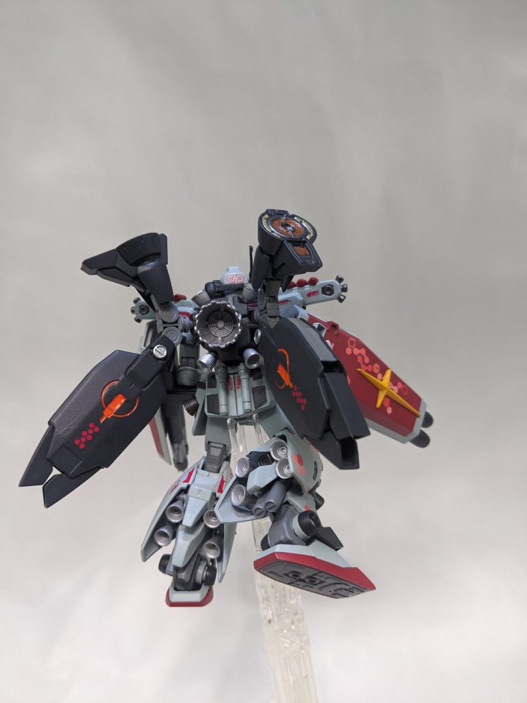 この三機は本来ならサンダーボルト宙域にまとめて配備されるはずだったが、フルアーマーのパイロットになったイオ・フレミングレベルのパイロットはいないかもしくは戦死、追加人員は未成年の新兵しかいなかったためフルアーマーほどではないにしてもかなり高価な MSを託せる人間がおらず、サンダーボルトへの配備は見送り、レフトとライトはNT候補に挙がっていたバディのパイロットに託され、ア・バオア・クー戦に投入された。
