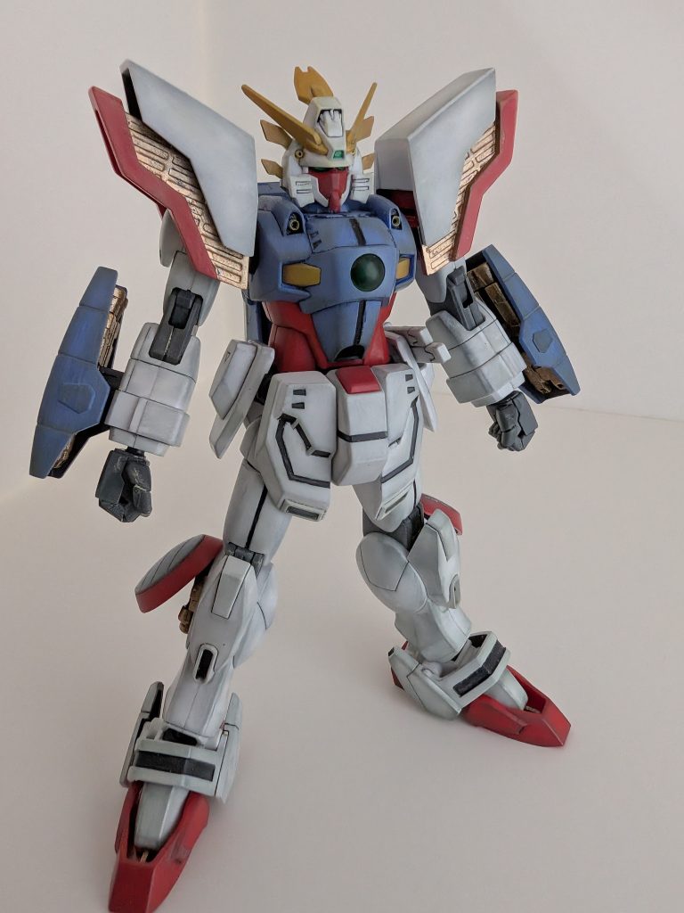 ツノの黄色はスケ感が無いように濃いめに、薄くグラデーションっぽくなるように赤いウェザリングを重ねました青は淡く、あえて縦のムラが少し残る程度にスポンジで塗装他は金色とアンクルガードとかの太い黒のラインくらいしか塗装してません基本的に手抜き制作！がモットーなのでそれで完成です