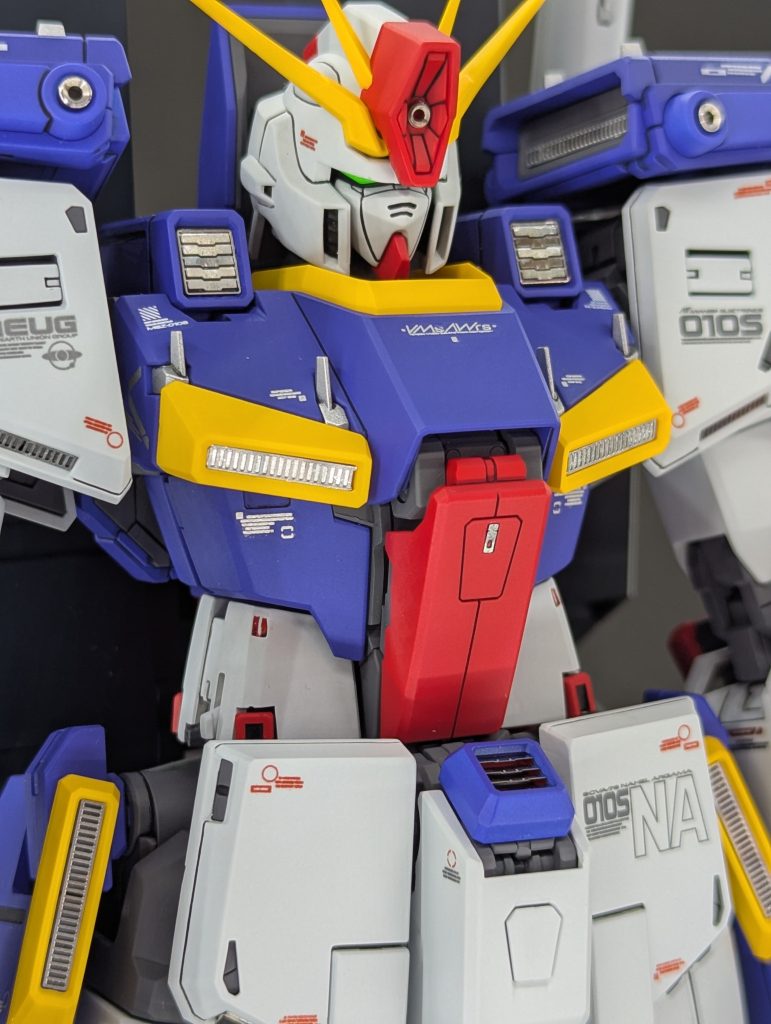 バストアップで頭部のハイメガキャノンは開口してメタルパイプ埋め込み胸部や腰部含め、各ダクトにはエッチングパーツを取り付けています。カラーについては、白部は白に少しグレーと青を足して白すぎないように、青はEX-Sに使用した調色済みブルーにもう少し青を足して調整してみました。