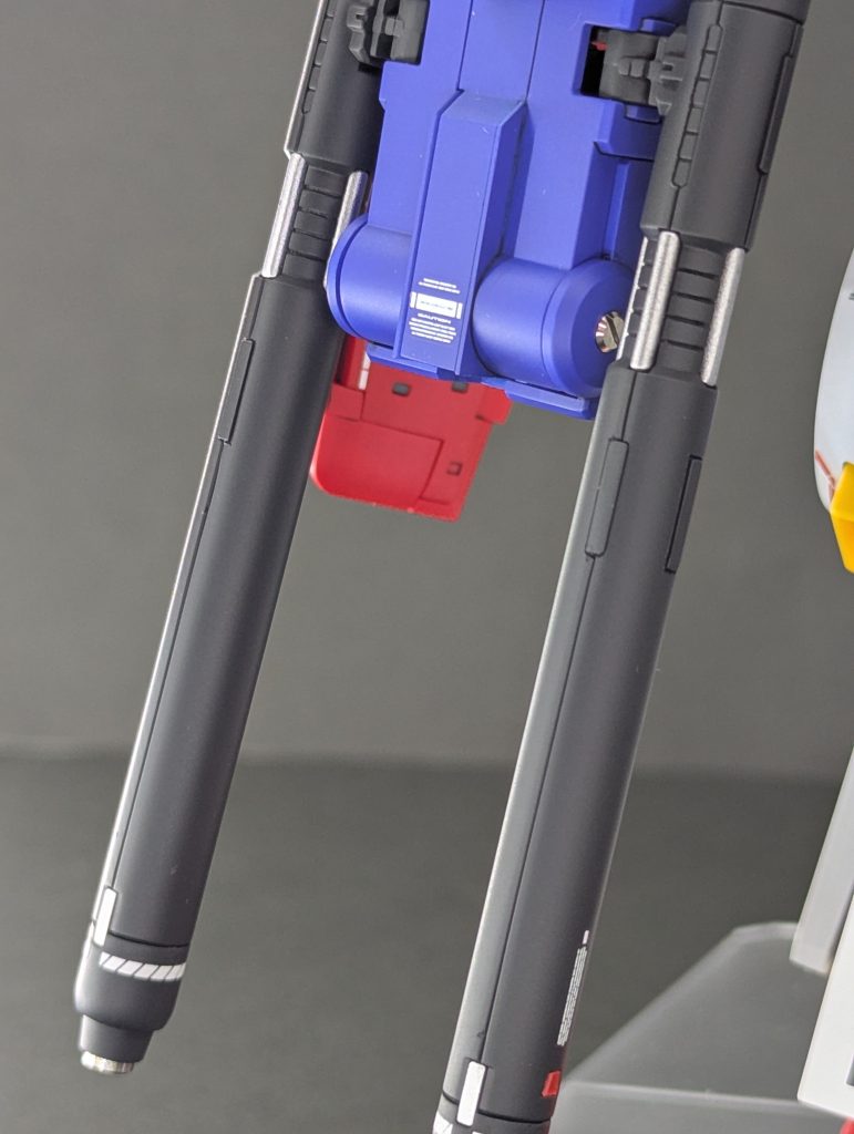 ダブルビームライフルにもメタルパーツでディテールアップ銃口手前の赤部はメタリックタイプのプラスチックシールを切り出してアクセント付け。