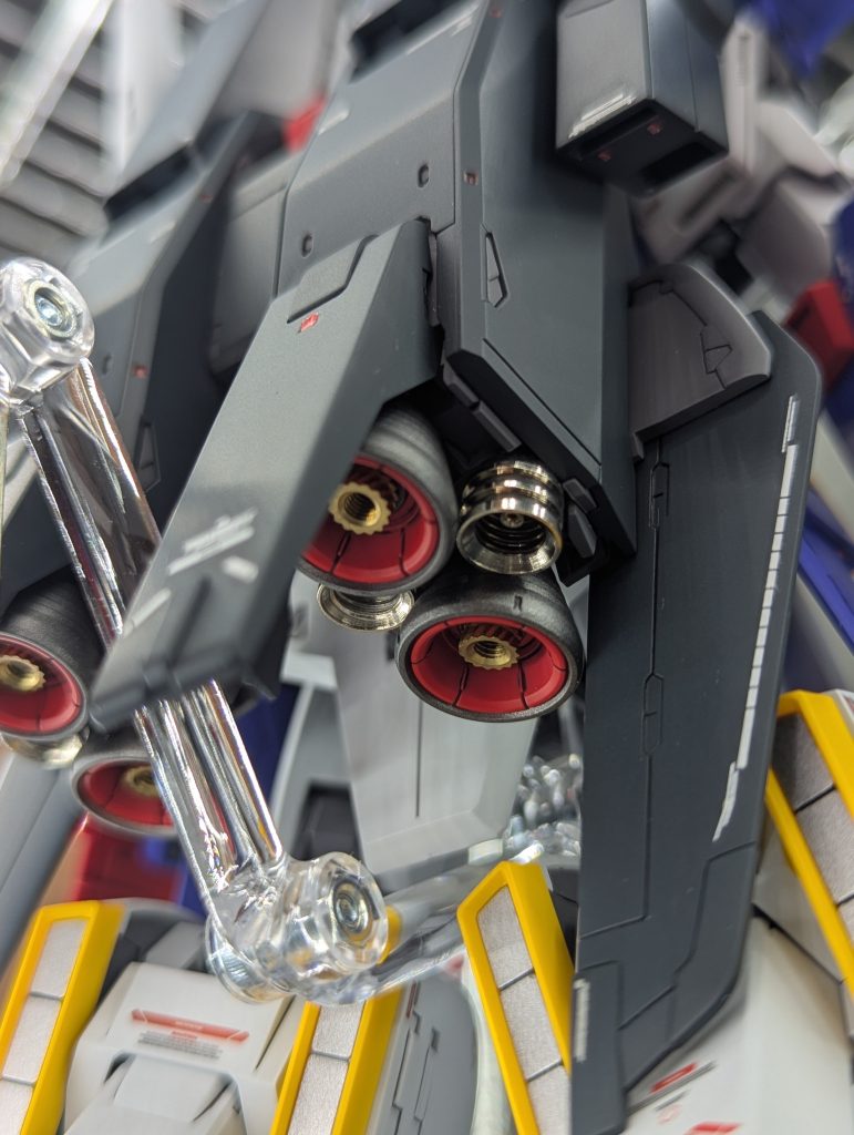 バーニア内部にはメタルパーツを埋め込み、バーニア横にあるモールドはよくわからんかったので、メタルパーツでバーニアを増設してみました。