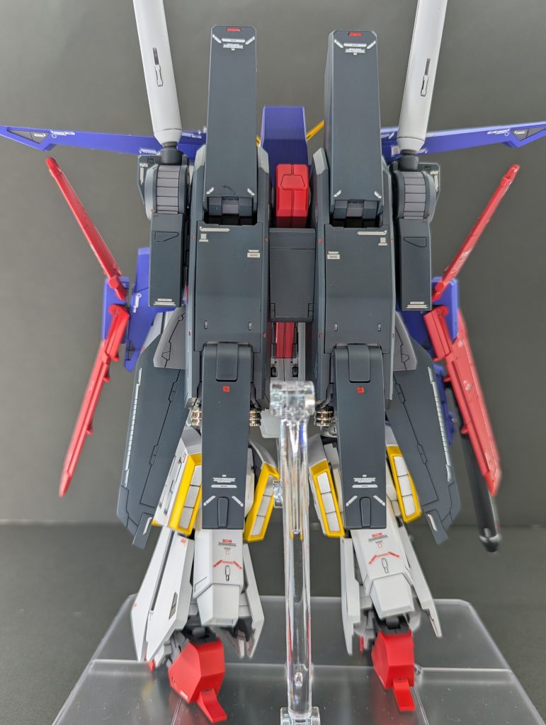 背面より前回投稿時には暗かったせいか気づかなかったのですが、左側のミサイルポッドケースの下部に塗装剥げのような跡が・・・。