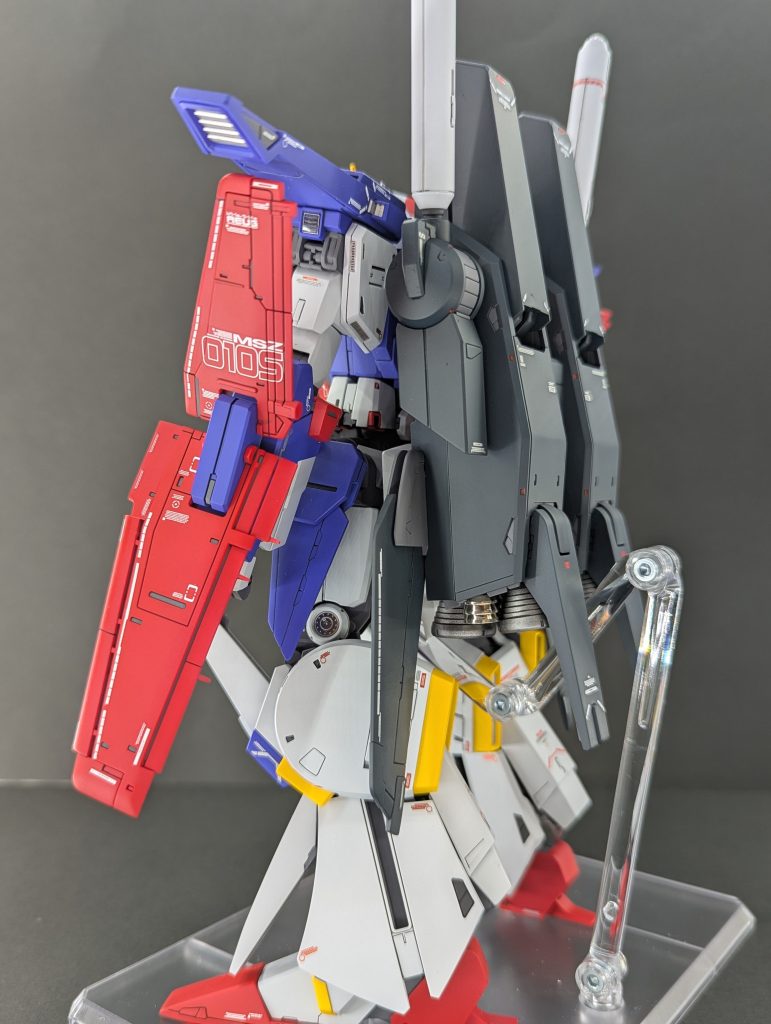 側面よりビームサーベルの先端は個人的好みにより、強化型ではなく、ノーマル版のパーツを使用。先端開口してメタルパイプ埋め込みです。