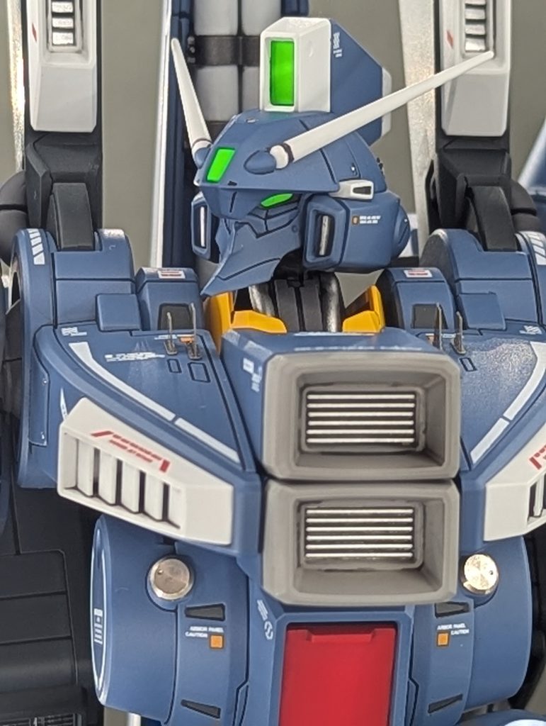 バストアップカメラ類は蛍光色で塗装。ブラックライトに反応しますが、通常照明下でも結構目立ちます。胸部上の方にはエッチングのフィンディテールを追加。後はモールドに合わせて開口したりしてメタルパーツやエッチングパーツ類をつけています。