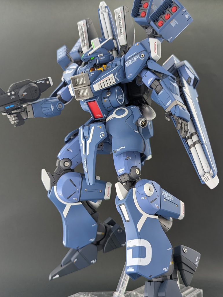 左側面より各関節部の〇モールド部にはエッチングモールドでディテールアップ。塗分けより楽だし作業時間短縮にもなり、頼りっぱなしです・・・。頼れない部分は一応塗分けも頑張ってみました。シールドやらパイプ部やら。