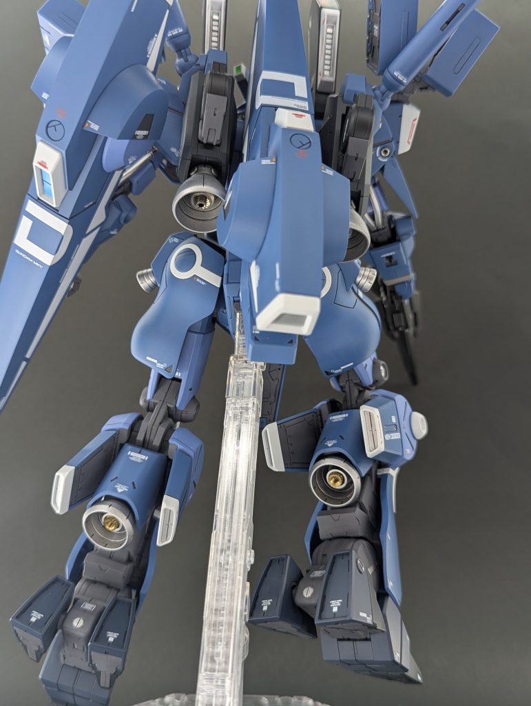 背面より。部品注文にてシールドの部品を一式そろえたので、シールドブースターは腕と背中の2枚装備にしています。仮組してシールドを持たせたら、背中が寂しかったので・・・。 各バーニア内部にはメタルパーツを埋め込みディテールアップ。腰の小バーニアにも施しています。