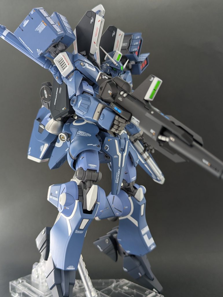 右前方よりライフルのセンサー類も蛍光色で塗装。側面のブルー部も蛍光ブルーなのですが、グリーンに比べると目立たないんですよね・・・。ブラックライトを当てればしっかり発光表現はできますが。