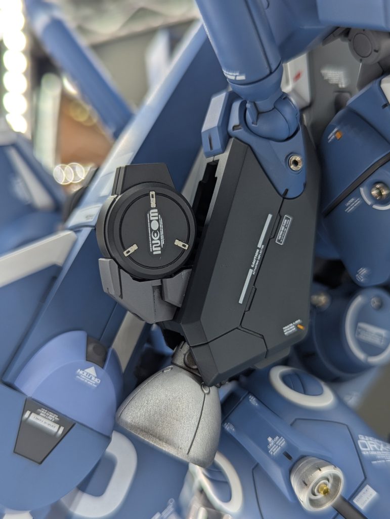 インコムにもエッチングパーツでディテールアップ掘りこんでから埋めているので、バックパックへの出し入れも問題ありません。