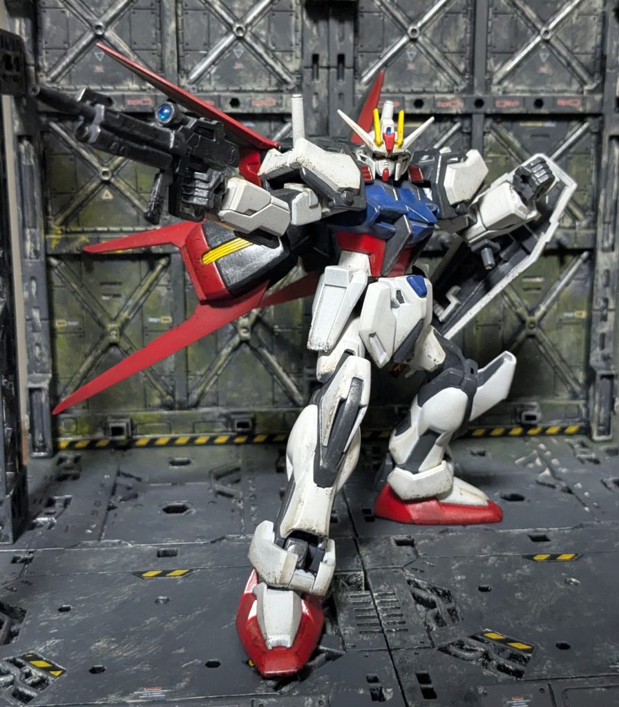 というわけで、旧HG エールストライクガンダムです。他のガンプラの工作で悩んで停滞していたので、何も考えずに作業できるこいつで息抜きしようとか、そういう魂胆です。ソードもランチャーも塗ったのにエールがないのは気になっていたのは確かなので、全く意味がないわけではない。はず。お決まりポーズに似せてるけれど浮いてないのはキットが古くてアクションベースの穴が開いてないからです。