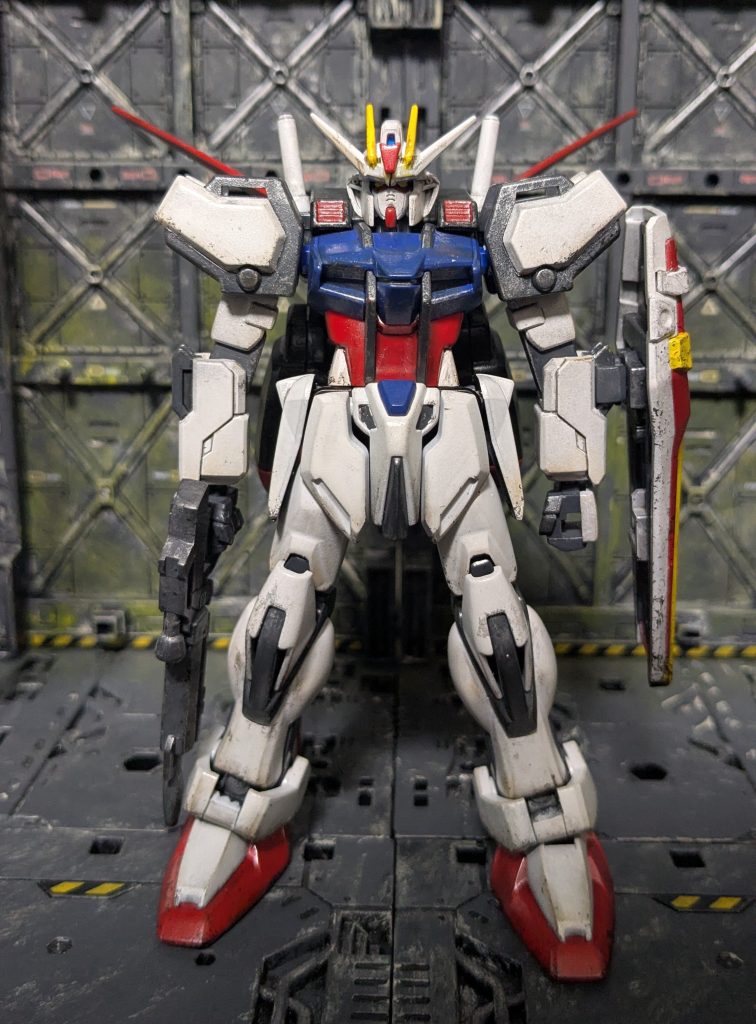 一応、正面顔。このキットを全塗装するのも3回目なんで、後はめ加工やら塗り色の調色やら慣れたものです。どんどん雑になっていくともいう。