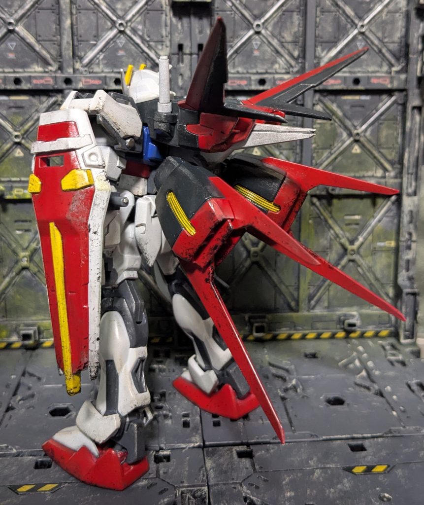 背面。この投稿のメインターゲットになるエールストライカーさん。今回、私としては初めてとなるエアブラシ塗装など一部してみました。ベースのグレーサフ、筆だと広い面を綺麗に塗りずらい白赤黄あたりがエアブラシですね。汚しすぎて綺麗に塗れたのだかどうだかよくわかんなくなってますが。