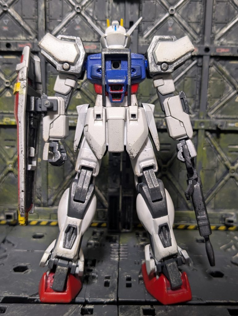 今回、唯一の改造部。背中のスラスター部を貫通させて奥にバーニアっぽい造形作ってみました。暗くて見えないけど。