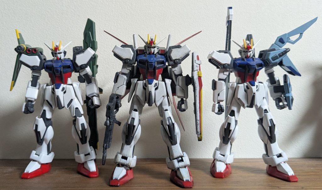 旧HGストライク3人衆。HGCEもオプションパーツセットもあるのに（しかも普通に買えるのに）あえてのコレクションシリーズと旧HGで揃えるというのは、あるいみ贅沢なのかもしれない。&nbsp;というわけで、旧HG エールストライクガンダムさんでした。ストライクガンダム、可動は別として、造形としては旧HGが私は一番好きなんですよね。EGでも全部買ってパチ組みまではしてあるんですが、その先手を入れる気があんまりしなくて、こっちばっかり弄ってしまいます。とはいえストライクガンダムの投稿5体目だし、旧HGだけでも3体目。SEEDは嫌いなわけじゃないけれど、宇宙世紀モノのほうがもっと好きなので、ストライクはきっとこれが最後に違いない（フラグ）。