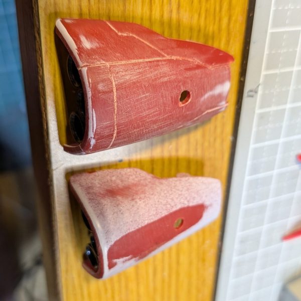 スジ彫り難しいですね……