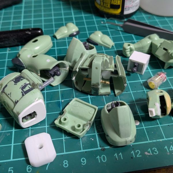 とりあえずバラします。途中写真あまり撮ってなかったので中途半端に加工進んでる状態になっちゃってますが。今回の改造のコンセプトは、こんな古いキットに他のキットからの流用はもったいないのでしない。プラバン、プラ棒、真鍮棒以外は100均素材限定。関節はDAISOのプチブロックのボールジョイントで極力どーにかする、です。&nbsp;