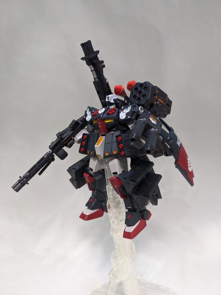 ライトは量産を主眼に置いて設計されているため、フルアーマーガンダムでは出来た装甲のパージが出来ず、胸のミサイルポットはカバーをマニュピレーターではがさないと発射できないなど、簡略ゆえの残念さがある。その代わり火力に関しては本家のフルアーマーに匹敵するものがあり、この一機で通常のMS数機分の火力を備えている。