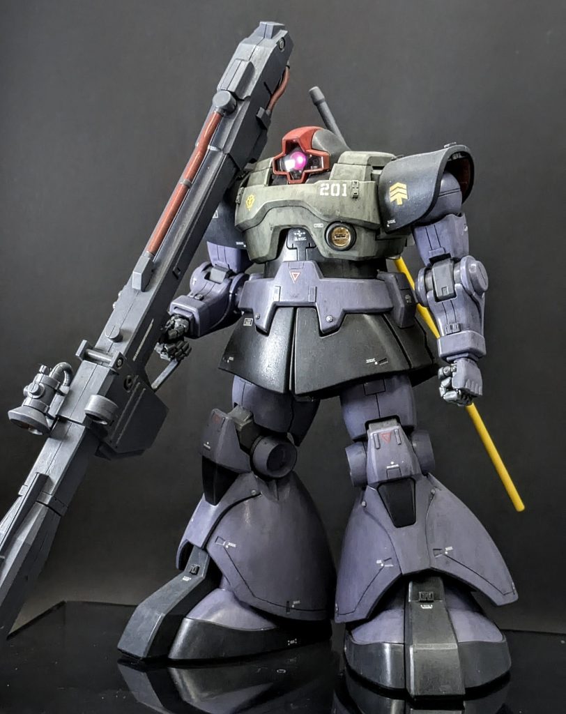 塗装は2025年9月号のホビージャパンに載っていた、清水圭さん制作のドムを参考にしました。使った塗料も同じ。ドムっぽい重厚感は表現できたと感じているので良し！、と思っています。最近は清水圭さん式の塗り方を実践している方が多く、作品もたくさん出てきたなという印象。筆塗り界隈が盛り上がってきているので、負けずに作品出せたらいいなと思います。