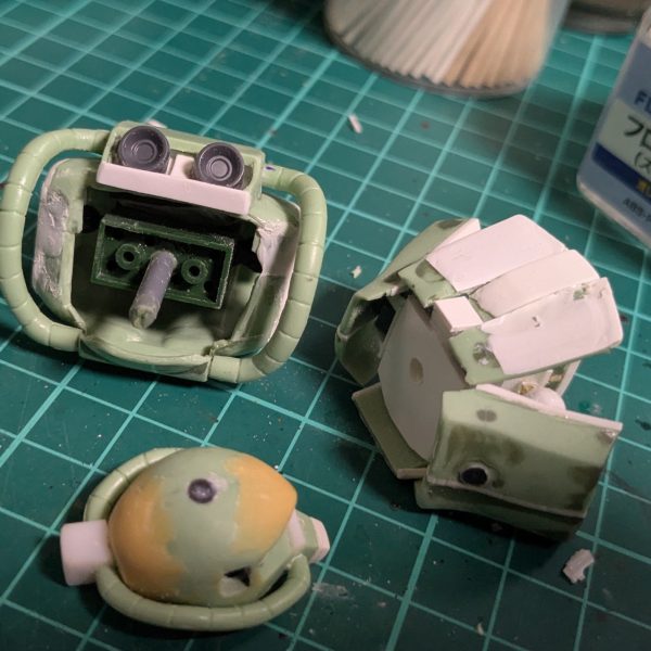 胸部はブロックをそれっぽく組み立ててボールジョイントが肩にくるように埋め込み。頭の内側は100均で10本セットで売ってるボールペンを輪切りにして利用。持ち手のゴム部分もそのまま使います。腰はスカート各パーツが稼働するようにポリキャップやらなんやらで工作。厚さや大きさもプラ板で増したりしてます。アタマは動力パイプの接続位置をずらしたり、クチバシ延長したり、絶壁な後頭部をパテで盛ったりと造形いじくったりしています。（2枚目）