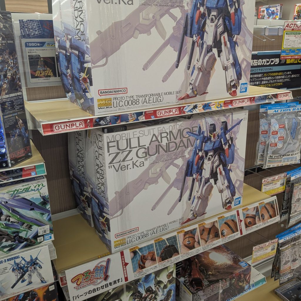 作品名：MGフルアーマーZZゲット🙋<p>違う用事でたまたま寄った地元のジョーシンに4体も置いてました。今日が再販日とは知りませんでした😅　 思わず買ってしまいました、嬉しいサプライズです😀 MGシナンジュも1体ありました。</p>
