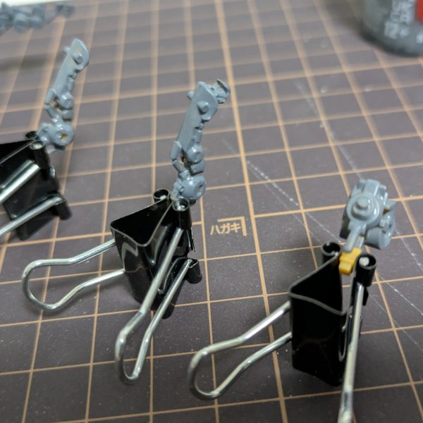 ぼちぼちと制作中です。ディティールアップや改造はせずにそのまま仕上げのつもりです。ハマーン機をイメージしたカラーリングにする予定。（2枚目）