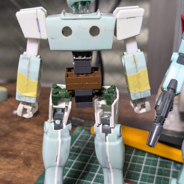一応全身の可動部とかひととおり揃えてみたり。前に関節だけ他に移植したEGガンダムの残りパーツとDAISOのプチブロックつかいまくりです。元のキットの部分が殆どないような？？まだ先は長いきがするけれど、あとはガワだから、ここまでよりは面倒くさくないハズ。裏側はまだハリボテ感がはんぱない。（2枚目）