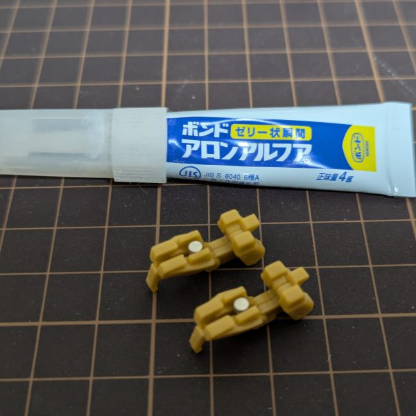 ぼちぼちと制作中です。ディティールアップや改造はせずにそのまま仕上げのつもりです。ハマーン機をイメージしたカラーリングにする予定。（3枚目）