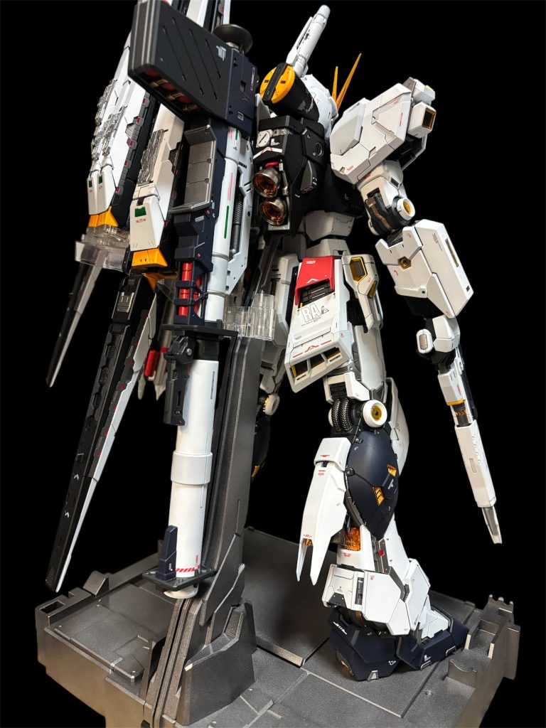 背面。フロントアーマー、リアアーマー、ふくらはぎのRAマークは市販デカールと付属デカールの組み合わせでそれっぽく。肩アーマとフロントアーマーのフレーム剥き出しはあまり好みじゃないのでライトグレーにしました。