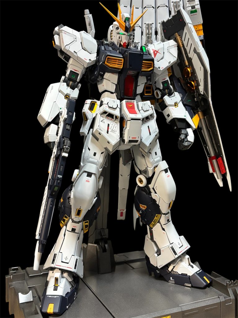 正面。まずカラーリングですがホワイトパーツは真っ白だけだとボヤけるのでツートンにしましたが、グレーは95%ホワイト+ライトグレーでほぼ白。黒い装甲は黒とディープブルーのツートンは好みじゃなかったのでver.KAっぽくディープブルーのみ。マーキングは付属デカール少々、ストックしてたVガンダムver.KA用デカールを使って、ver.KAを参考に貼りまくりました。肩のアムロマークも白抜きが好きなのですが、自作出来ないので付属デカールで妥協。
