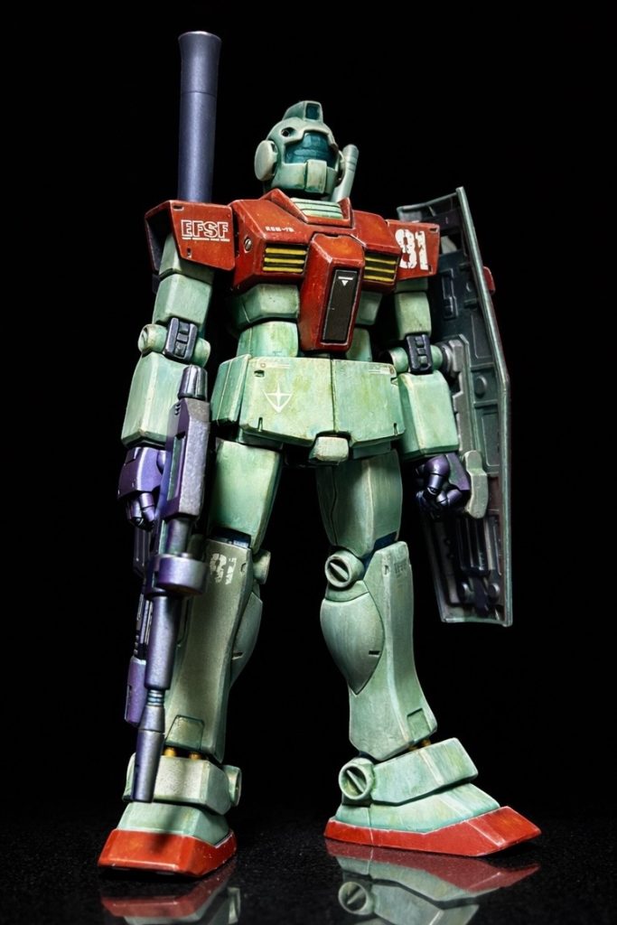 武器は21ガンダムのバズーカとリバイブガンダムのビームライフル、盾を拝借。塗装のテイストを強調したかったのでデカールは控えめにしました。