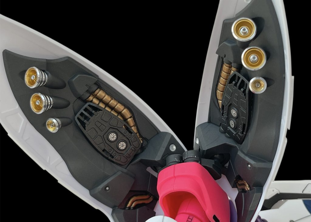 部分塗装したバインダー裏側です。HGのrevive版の後にこちらを作成したので、そちらと比較するとどうしてもグレードダウン感が…。とりあえずEGガンダムの足裏パーツをベタ張りしてみました。バーニアはメタルパーツを取り付けています。