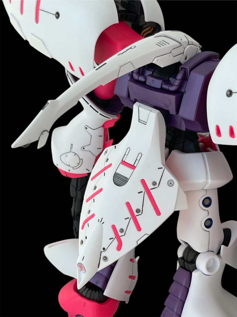 ところどころに穴を開けてメタルパーツを埋めています。