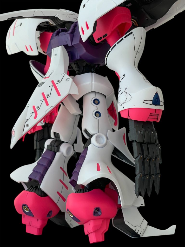 かかとにもメタルパーツのバーニアを付けています。