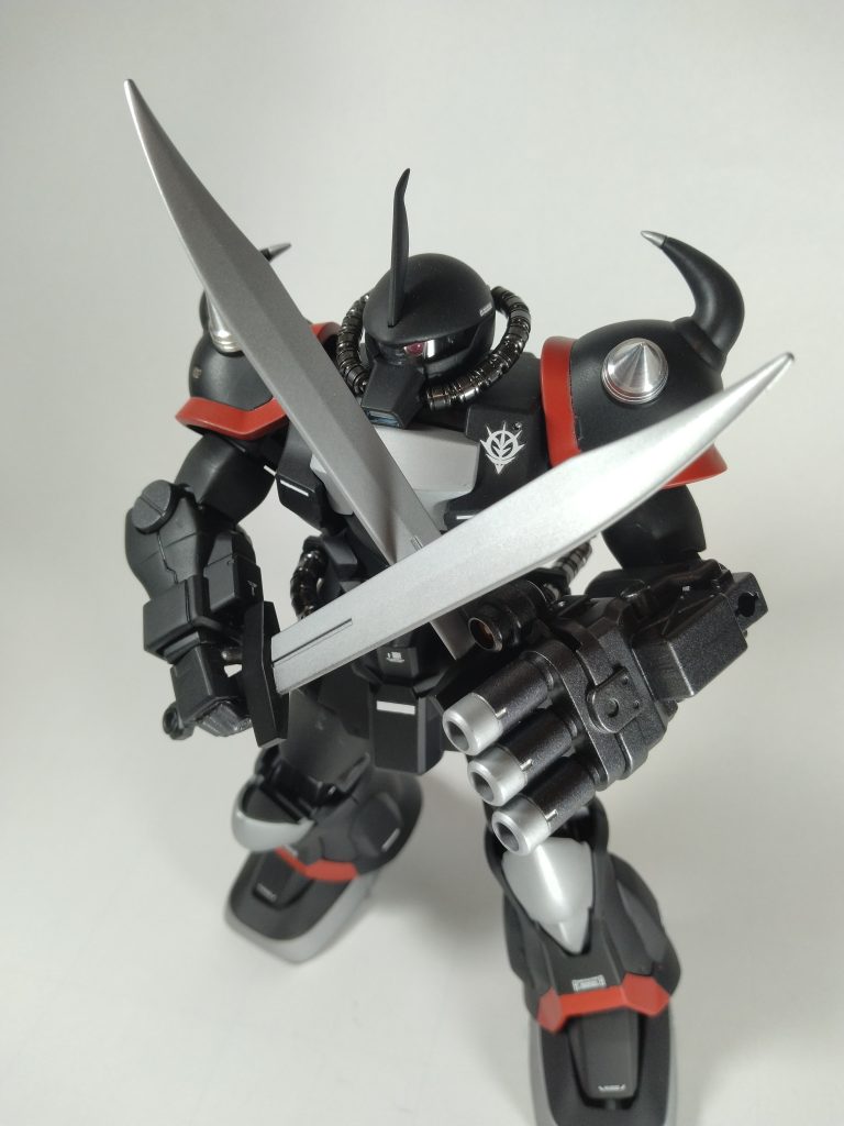 設定どおりに塗ることも考えたのですが、ディテールアップパーツが悪目立ちしてしまうかなと思い、配色を考えることに。銀に合うのは黒、差し色には僕自身の好きな赤かな・・・と考えながらネットの大海を渉猟していると運命の出会いが！！GUNSTAでもフォローさせていただいていますが、勝手に師匠と仰いで参考に。