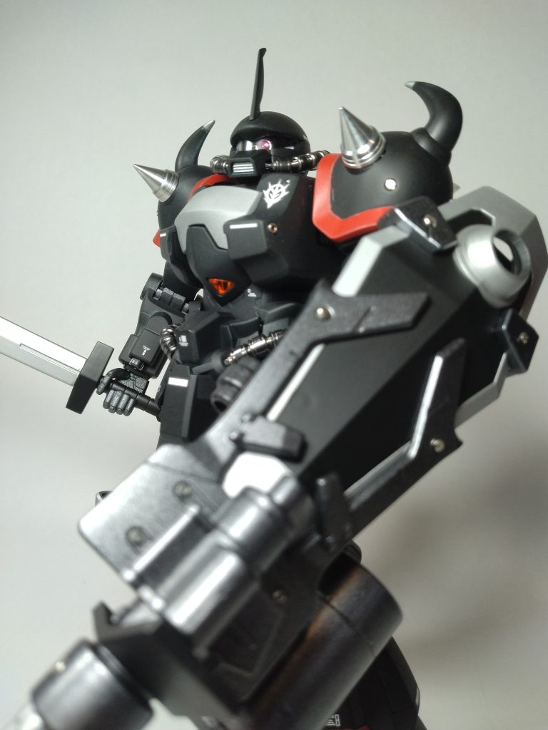 結果には大満足。ですが、諸々簡単ではなかった。特に、スジボリですね。本当はヘルメットにもスジボリを入れたかったのですが、どうやったら曲面に入れらるのでしょう？？グニャグニャになってしまい無理！！今回は諦めることに。スジボリ自体も予定の1/10しかしなかった。あとは、下半身の赤が足りなくて、全体的な配色のバランスが悪い。腰回りのどこかを赤くするか、太腿に赤いラインデカールを巻けばよかったかな。そして、初期投資できるお金にも限りがあるので今回は缶スプレーでした。次はエアブラシも導入したい。やってみて初めて気づきましたが、ポージングや撮影も難しいんですね。かっこよく立たせることすらできない。何もかも勉強です。さらに言うと、改造なんて手は届かないし、必要も感じないと思っていたのですが、出来上がったのを見て、首回りと腿あたりの形状にちょっと不満が・・・こうやって沼っていくのでしょうか。