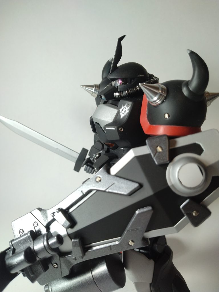 今年ガンプラを始めたわけですが、これまでもホビーショップではいつも眺めていたし、雑誌に目を通すことも欠かさずにいました。なので、ずっと気になっていて作りたいと思っている機体は多々あります。その筆頭が、このグフカスタム。発売年を確認したら2001年？！四半世紀も頭の隅に残り続けていたんですね。このままポックリ逝ったら成仏できません。人生の残りは、自分の欲望を昇華させることに費やしていきたいと思います。