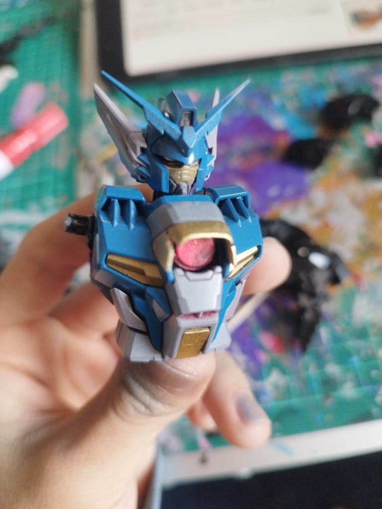 胴体と体はエアブラシでせっせこ塗装、なんか水色と金色は最高に似合いますね