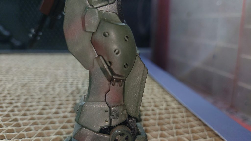 脹ら脛の丸モールドは一度穴を開けて1ミリのプラ材を差し込み、マイナスモールドに変更しております