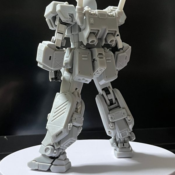 くどいようだが当方では「ガンダム」には鎧否定派である。しかしジムに対しては逆に肯定派である。必要性と系列的進化兼・局地戦装備開発の意義があるから。今回ALEXにジムに降りて来て頂く形で製作に入った訳ですがその過程でチョバム色を薄めつつ、当方のテーマである系列を語る為にはどうするか?が課題でした。結果こんな流れにしてみました。これならフルアーマーとか、ジムキャノンとかの流れに繋がりませんかねぇ…ねぇ?…あれ?(^^;)。動けるように少しスタイリッシュに、機動性を殺さないように、ノズル類のカバーは無駄だし、ガトリング使えないとかありえないのでそれぞれ開放型にしてあります。もちろん装着型なので、ヒンジにて解放・脱着できます。スペシャル感ではなく、使い捨て装備感を大切にしました。もう少しフィッティングするところが散見されますが、万が一お爺が急に疲れ倒れないうちにプレ公開しときます。どんなもんでしょ?…続く。(4枚目)