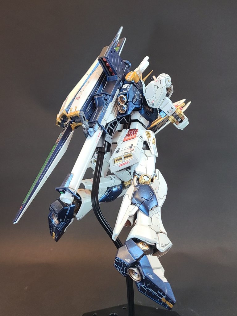 背面下部から。バーニアやチラ見のフレームが熱量を滲ませます。