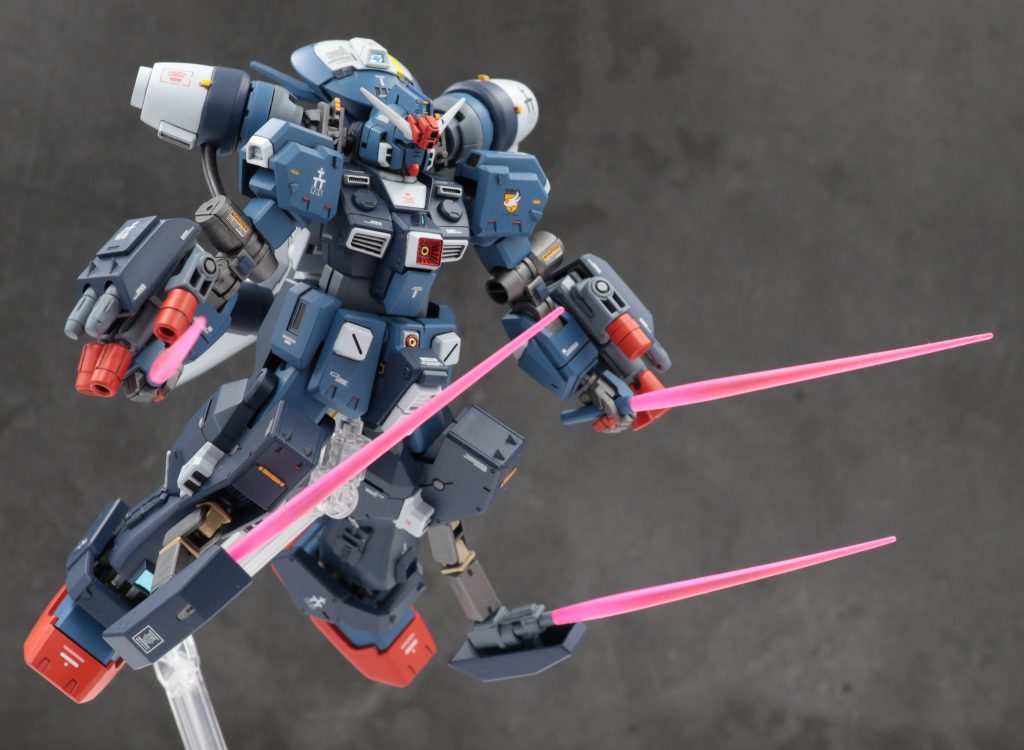 ビームサーベルはビーム砲としても使えます。有線式サイコミュを破壊された際の接近戦対応用に隠しビームサーベルを脚部に追加。