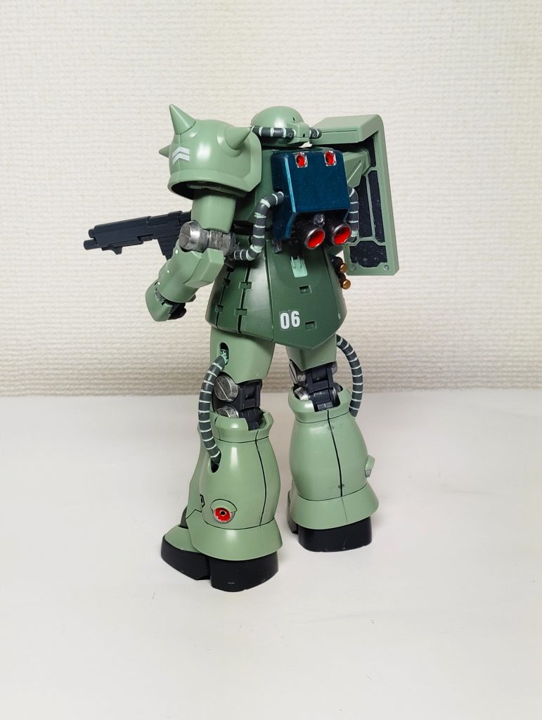 当時は頭が小さく、頭身が大きくなるほどカッコイイとなってた。猪首で両肩に埋まるかのプロポーションはグフのお株を奪うかの様。