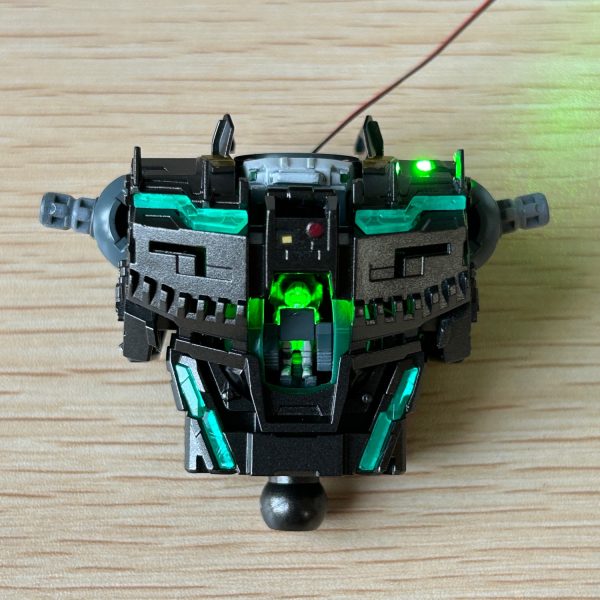 別売りのLEDユニットは評判が良くないのと頭部しか光らせられない。致命的なのが外部からスイッチが入れられないので選択肢から外し市販の磁気スイッチ式のLEDモジュールを組み込みました。コックピット内部もいい感じに光らせられてます！スイッチは磁石を首の根本に近づけることでON・OFFできるようになっています。（4枚目）