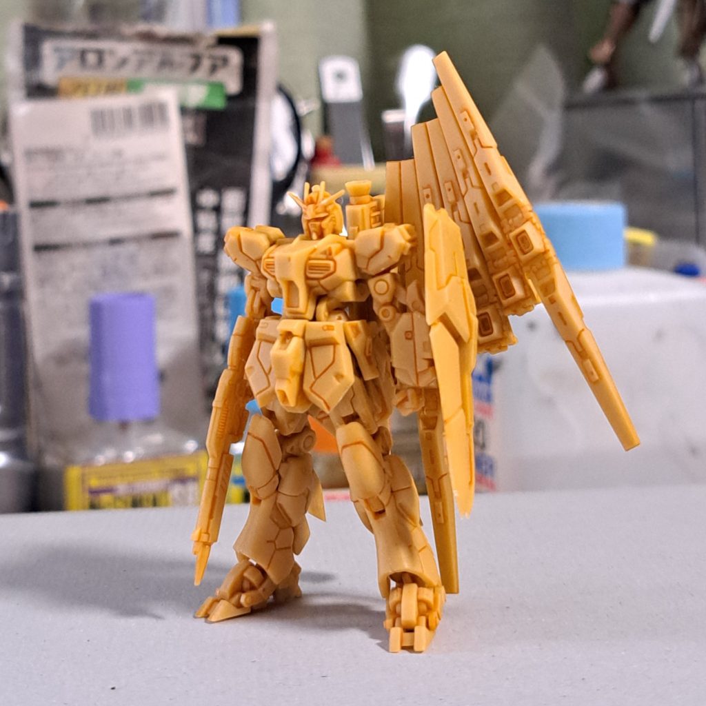 νガンダムはファンネルが重く自立させるのが難しかったので、踵部分にランナータグを切り出し、接着してつま先に重心が乗るようにしてます。そして、こちらでもトラブル左手の拳と甲をくっつける時に飛んで行って机の周りを大掃除する羽目になりました。あとはサザビー、ν共にスネ前面に合わせ目ができるので接着してます。このアーティファクト、素材はABSとなっていますがクレオスのセメントSPでムニュっと接着できるのがありがたい、ほかの接着剤はどうなんでしょう？？さてさて、残りの機体はどうに仕上げましょう？そもそも作るのかい？？いっつも箱買いするので溜まる一方なのですが、そのうち気が向いたらのんびり作りましょう他にも作りたいものはいっぱいあるのでね、製作途中のもありますしねー塗装失敗して、塗装はがしたんですよーどーしましょーかねー