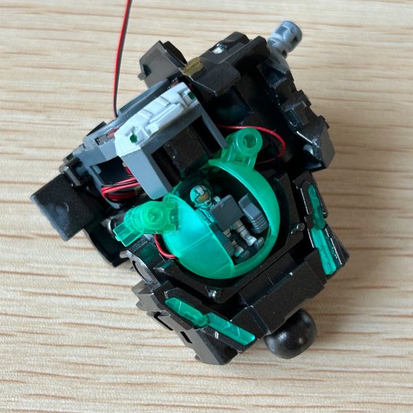 別売りのLEDユニットは評判が良くないのと頭部しか光らせられない。致命的なのが外部からスイッチが入れられないので選択肢から外し市販の磁気スイッチ式のLEDモジュールを組み込みました。コックピット内部もいい感じに光らせられてます！スイッチは磁石を首の根本に近づけることでON・OFFできるようになっています。（2枚目）