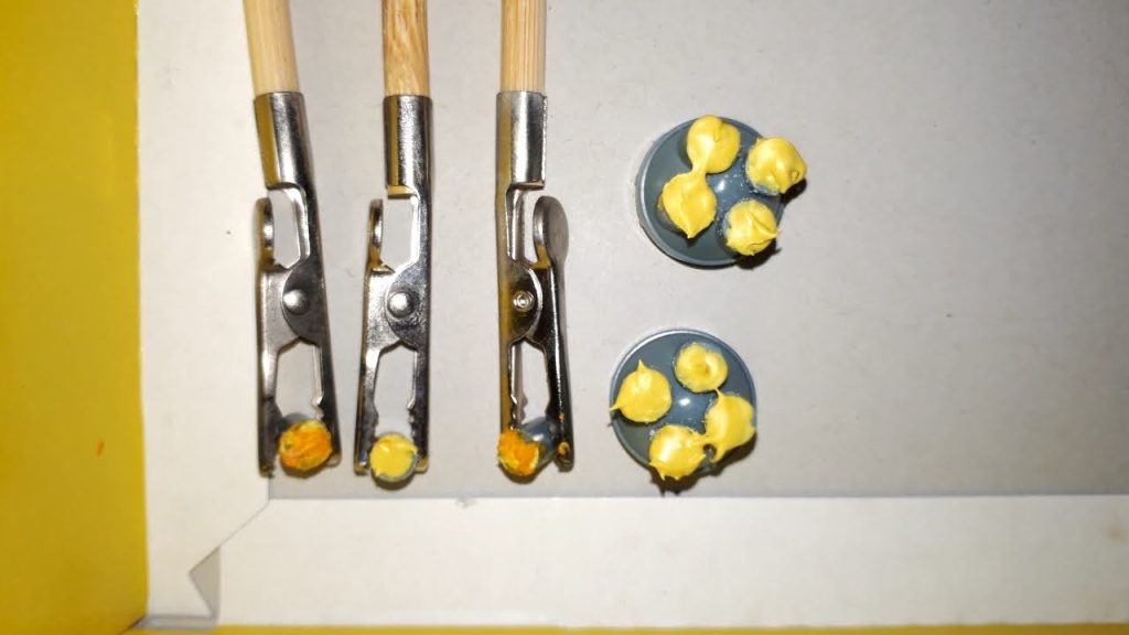 エポパテで穴をふさぎ1.5㎜穴を開けてワイヤーを通せるようにする